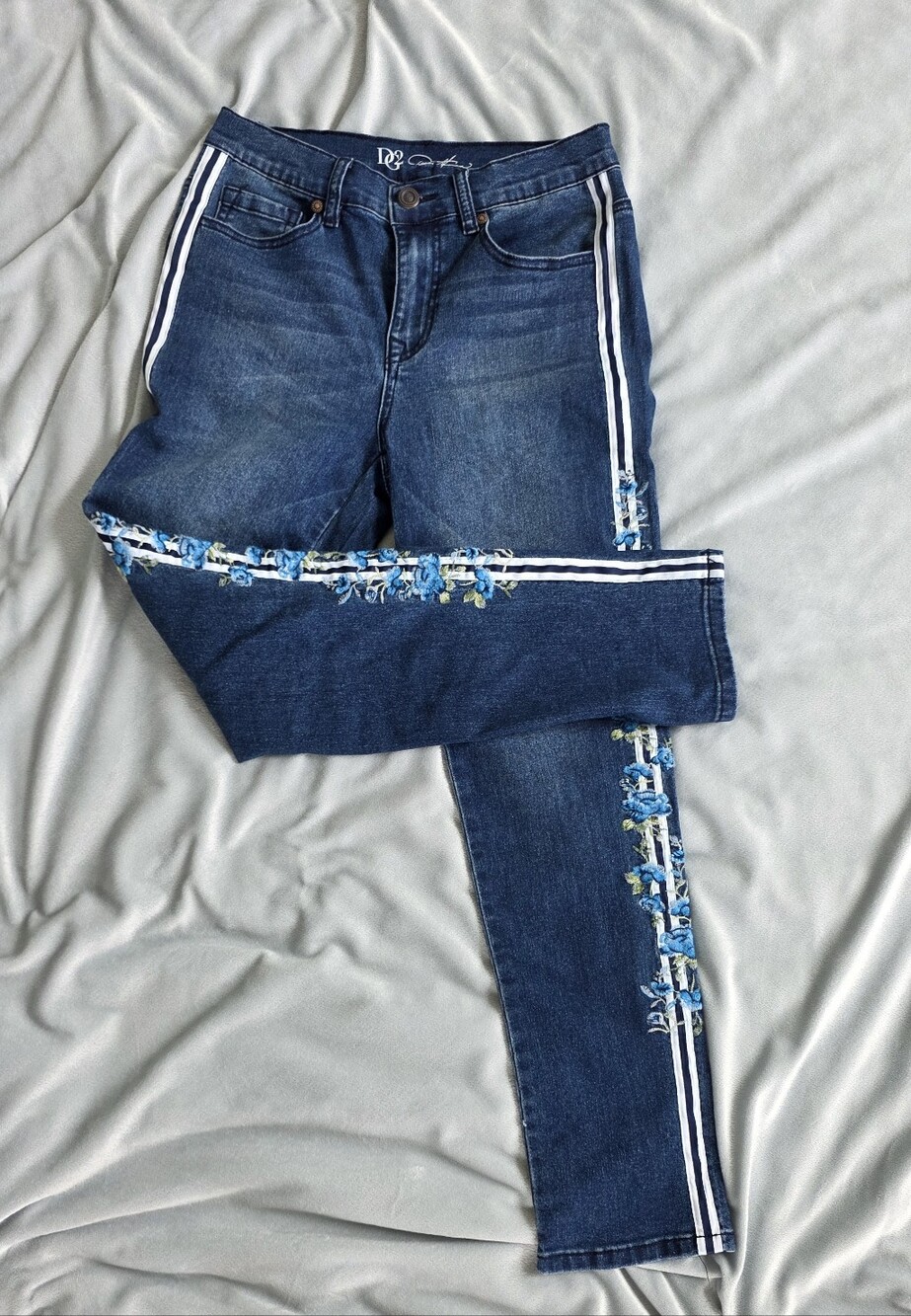 DG2 Diane Gilman Jeans Women  Blue Floral Embroidered Side Stripe Stretch
